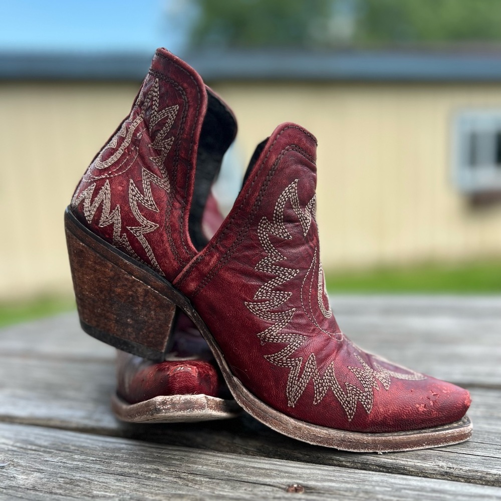 Womens Ariat Dixon Booties